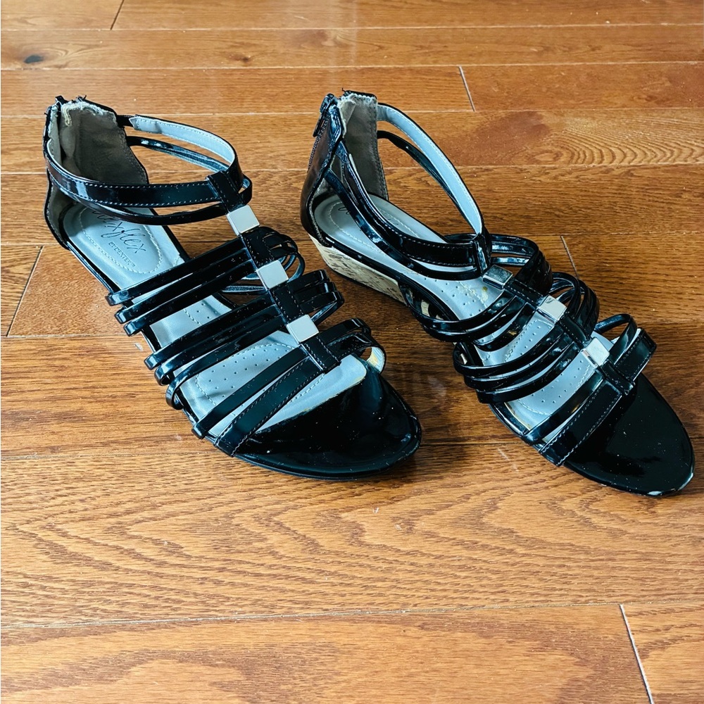 Dexflex Comfort Black Patent Leather Strappy Sandals